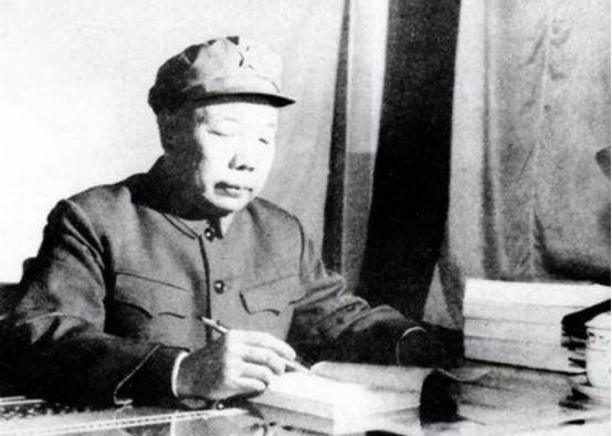 长征途中,土司武装抓走了一名红军干部。当萧华前去谈判时,土司放话说:“留下这个红
