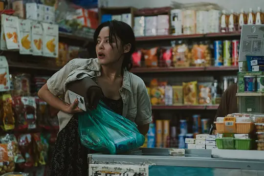 沉浸式地看完这部《日掛中天》，是我钟爱的那类电影——贴近琐碎的现实，色调晦