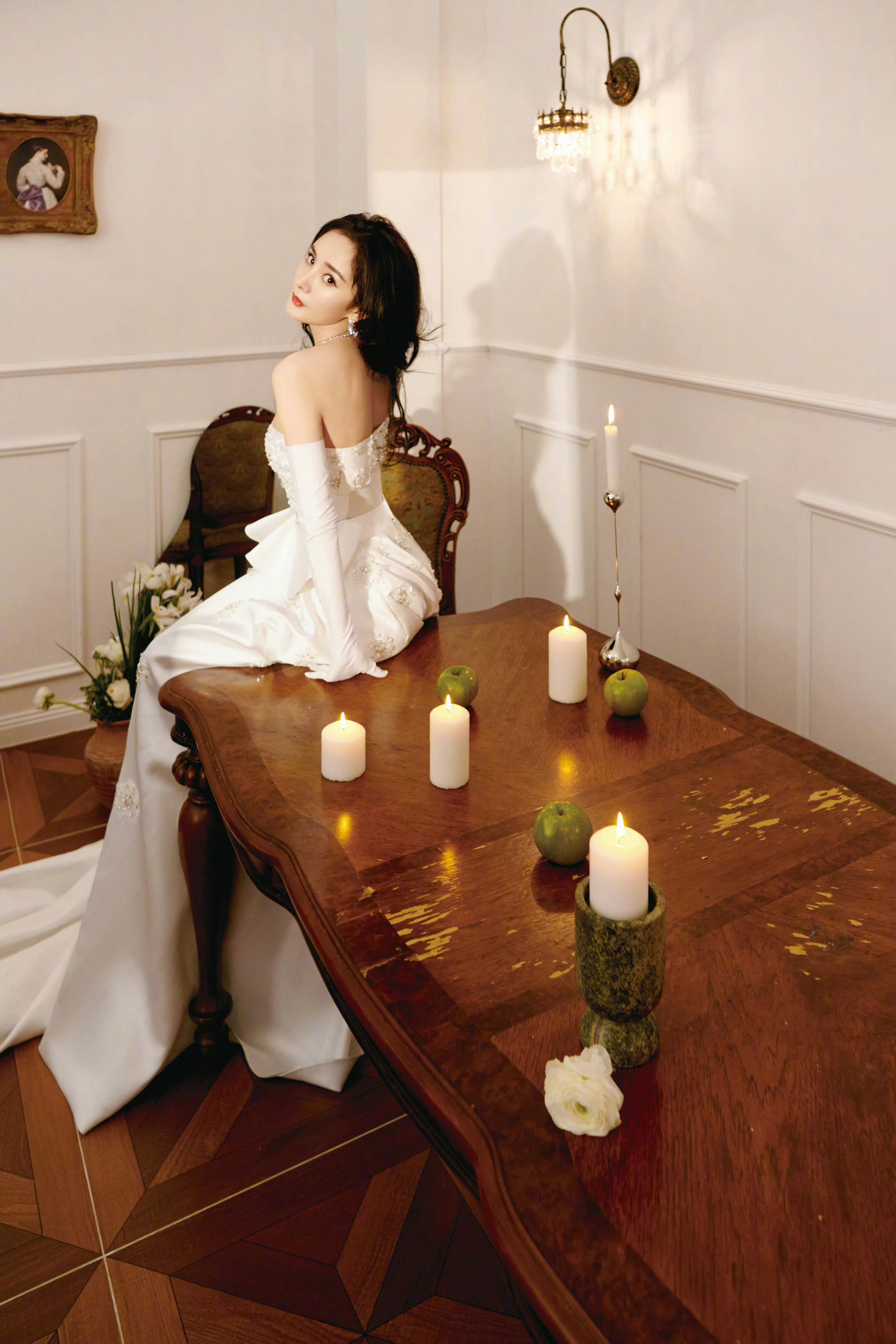 杨幂ym杨幂宁绣绣霓虹是城市未摘尽的耳坠，云朵在夜空蓬松成旧羽毛枕，此刻银河签