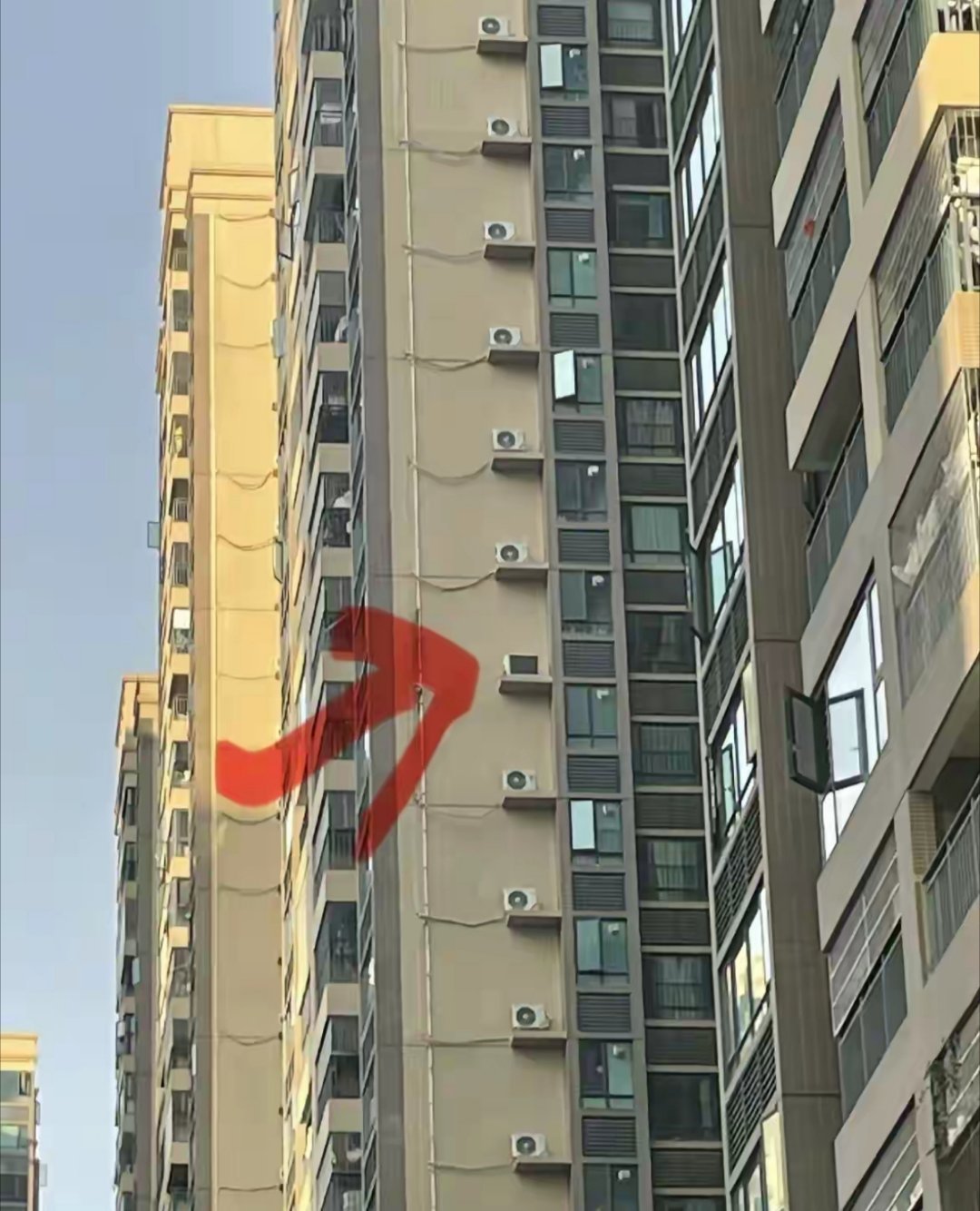 这下麻烦了，空调外机装反了！估计是新人刚入行吧