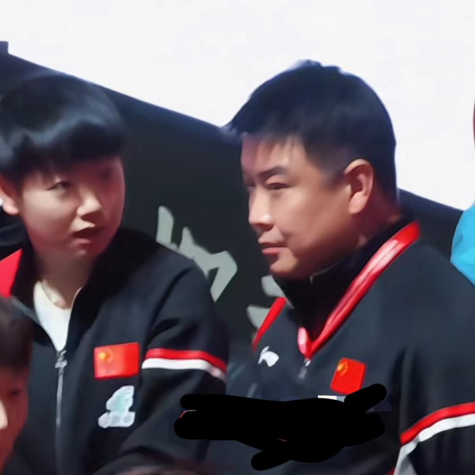 王皓：莎莎。莎：王导，有事？王皓：是的，有点事。莎：你说吧！王皓：我