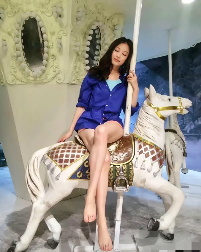 倪妮，170cm，光着脚坐在旋转木马上睡着了，像童话故事里的小公主一样！