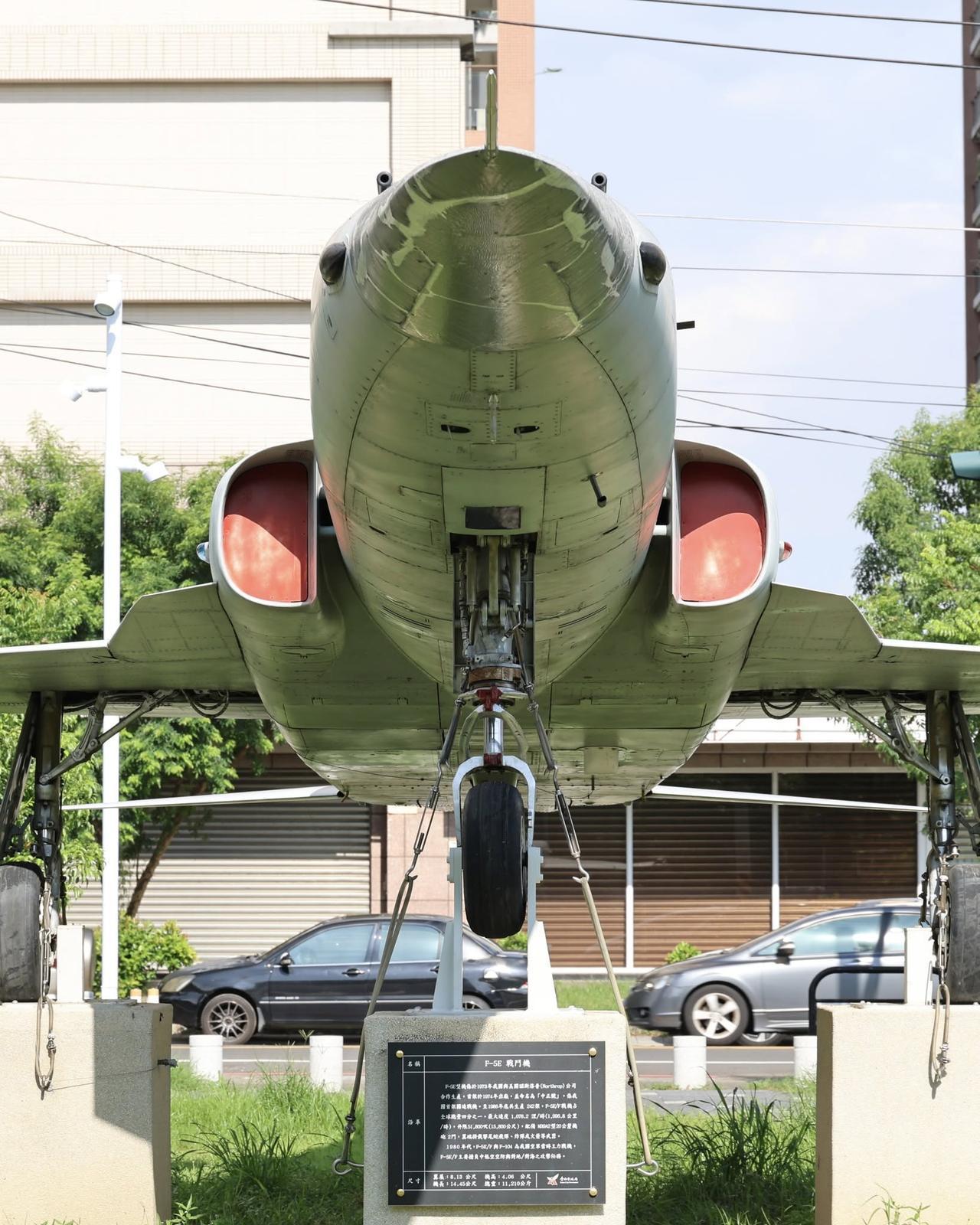 F-5翼前缘延伸翼的设计，以及中低展弦比的主翼（不会像F-104、MiG-21的