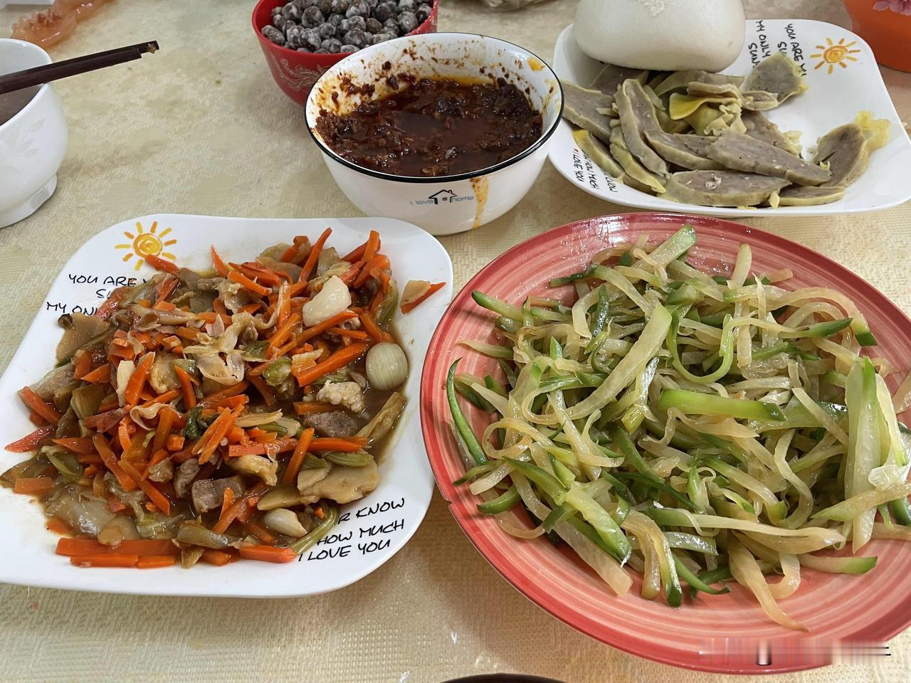 幸福是什么？于我而言，幸福就藏在生活的一饭一蔬里，藏在家人围坐、饭菜飘香的寻常瞬