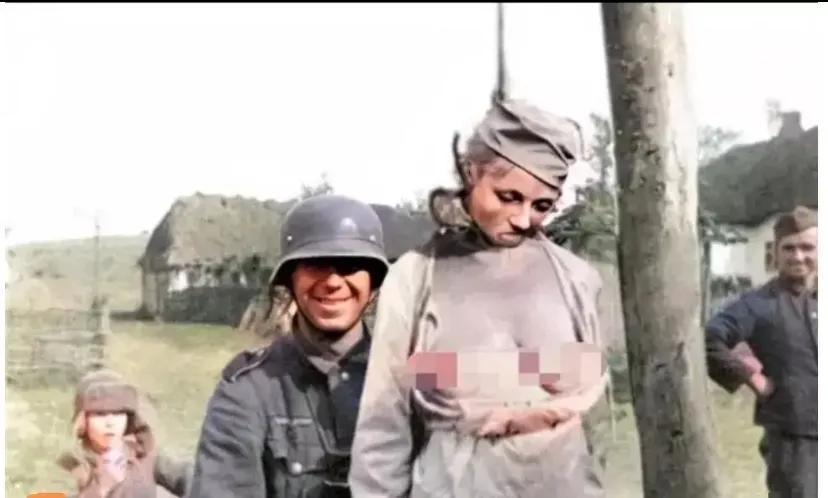 1941年，一名牺牲的苏联女兵，遗体被男兵吊在一棵树上，因为这张照片，苏联女兵的