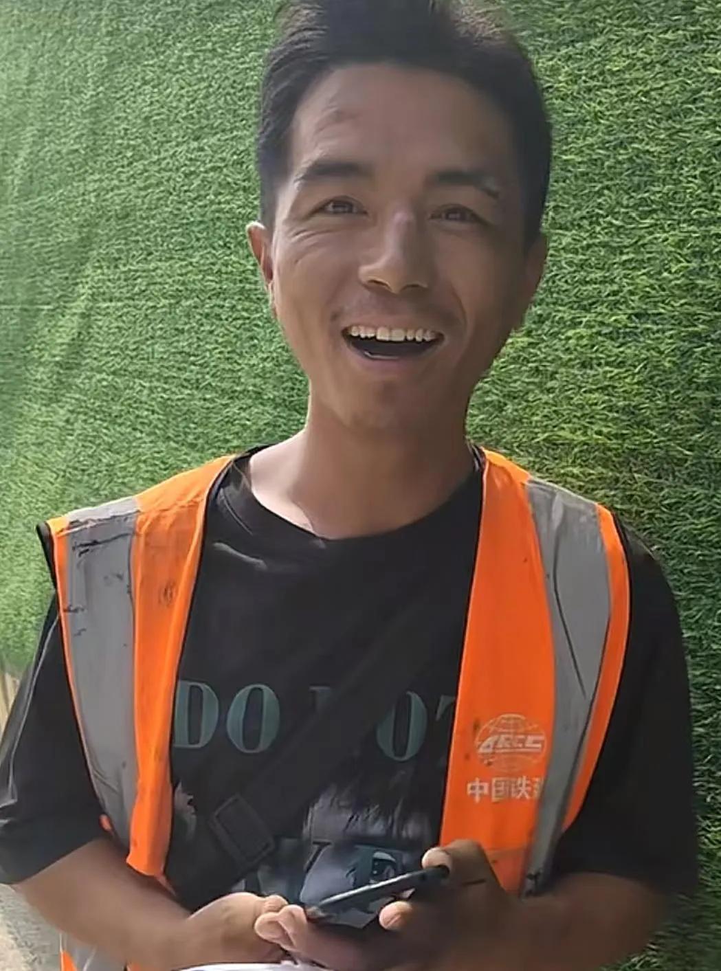 33岁彝族务工小伙行李被盗，一句遗憾看哭无数人33岁彝族小伙在外务工，一觉