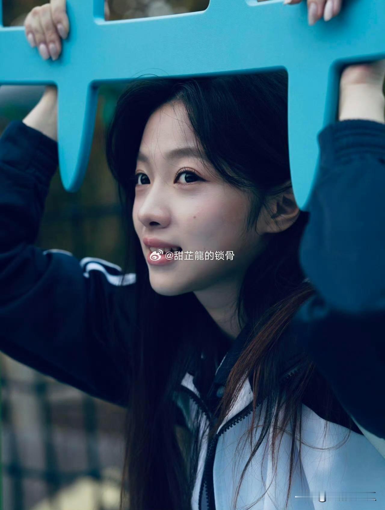 刘一诺今年19岁北京电影学院大二学生在读两人相差16岁，刘一诺官宣谈过但是分