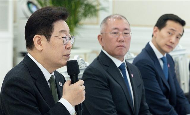 李在明给韩国财阀开会，说了一个“隐喻”，他说：“只有兔子多了，老虎才能健康。”这