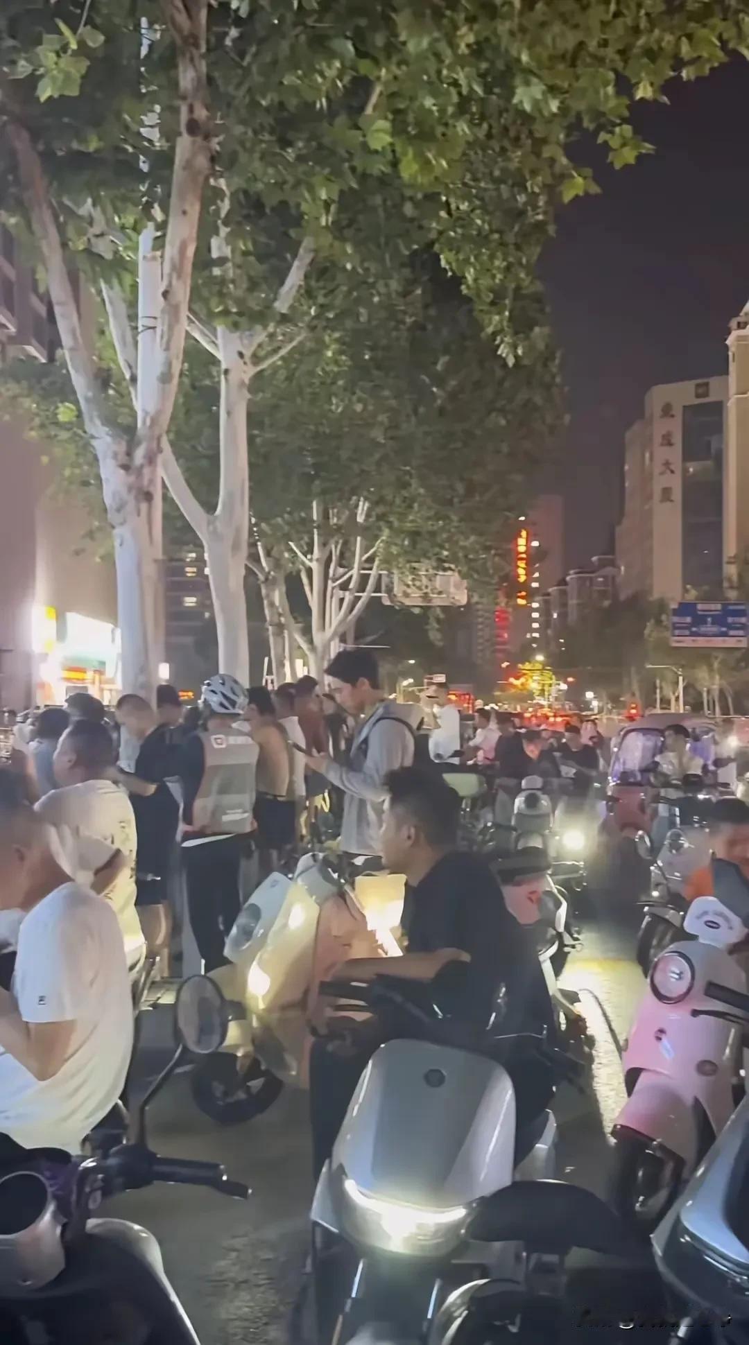 还得是郑州人民啊，知道清理门户！而且大家发现了没有？现场秩序很好，并没有过激的