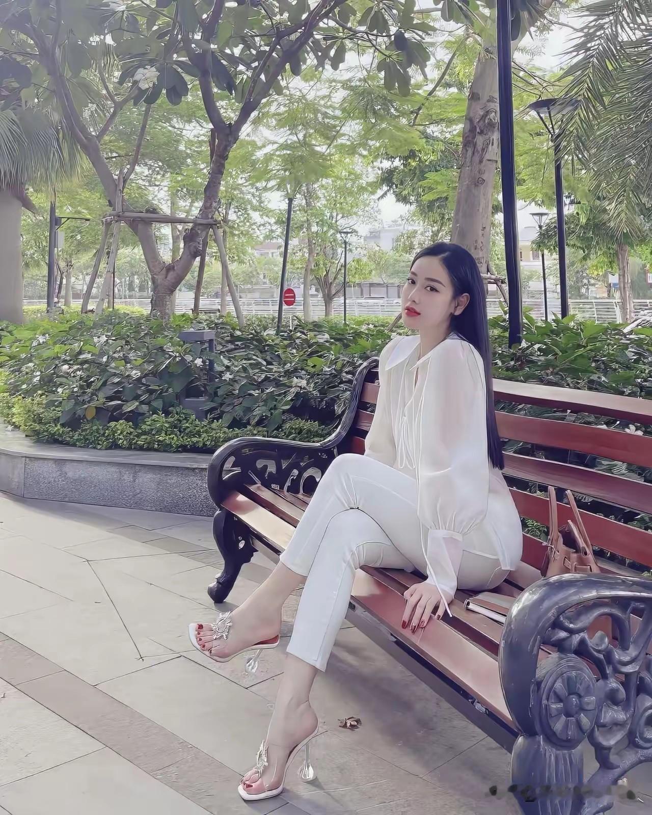 水晶高跟鞋，那简直是女王陛下的标配！想象一下，女王穿着华丽的礼服，搭配上闪耀的水