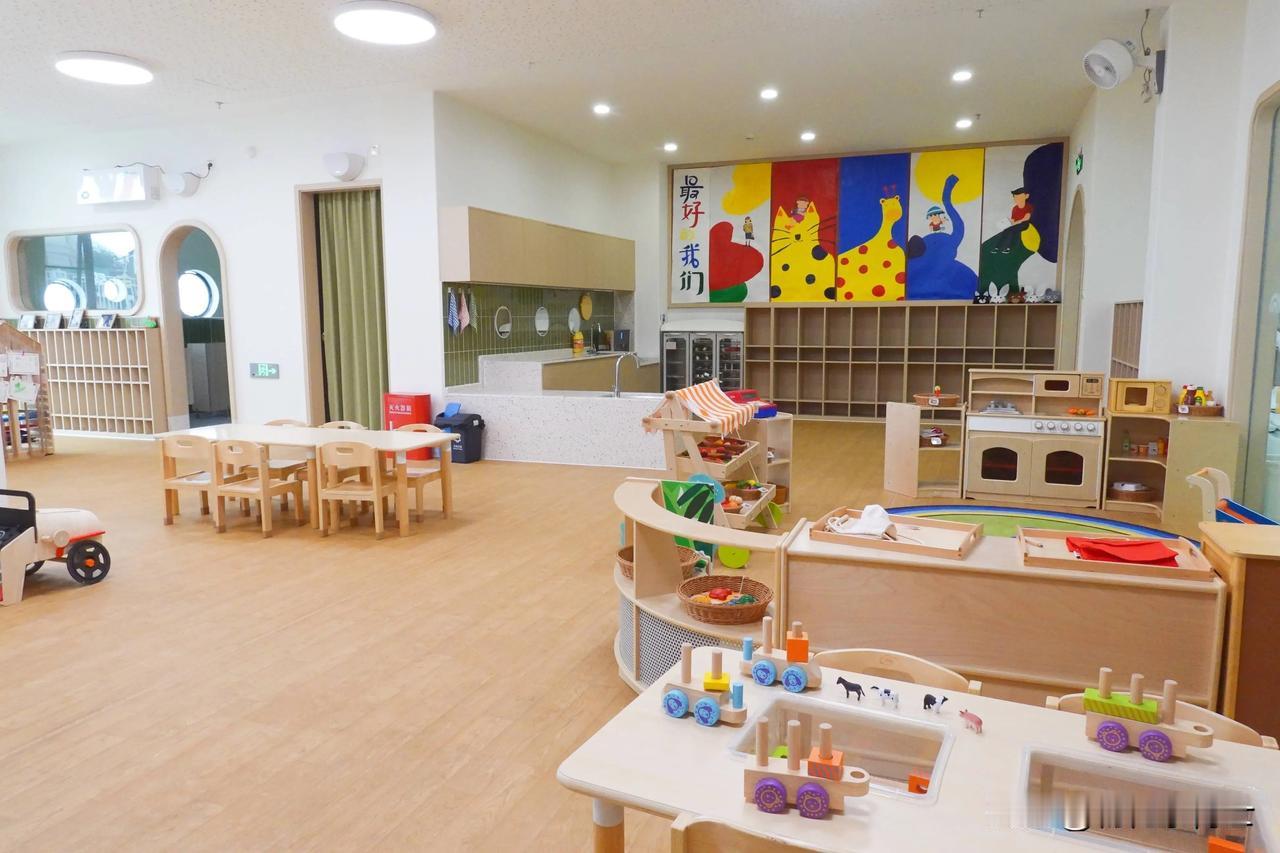 幼儿园收费新规出台了，这样一来，私立幼儿园基本上没有了活路，表面上看是对有孩儿的