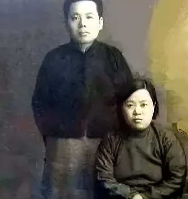 1913年，18岁的张恨水与他心目中的姑娘定了亲。新婚之夜，他掀开新娘头上的红盖