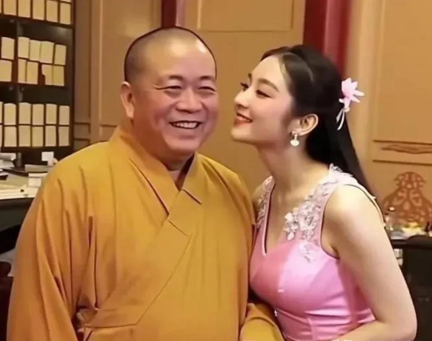 释永信这事还没完？网友又扒出了他和名媛贵妇的亲密合影。哎呀，又发现释永信的新料了