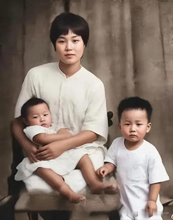 1924年杨开慧母子三人的照片，彼时，杨开慧携大儿子毛岸英、二儿子毛岸青，赴上海