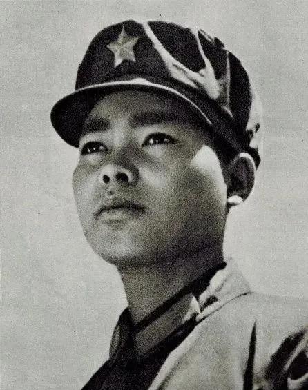 1979年，傣族战士岩龙孤身闯入敌后激战三个小时，歼敌56人，回部队后，他兴奋地