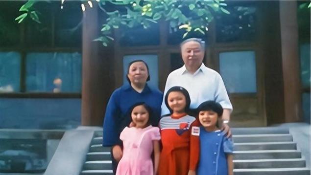 她15岁入党,18岁和主席成亲,如今仍健在,却几乎不出来露面