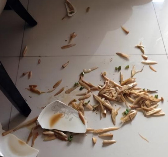 刚结婚的时候，婆婆叫我洗碗，我真不是故意的，不小心连摔三个，之后就再也没洗过了。