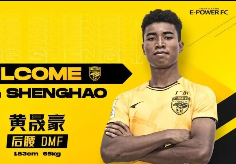 19岁的中甲小将黄晟豪迎来个人国家队的首秀，即便只是替补登场。黄晟豪出道于工