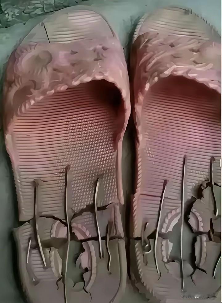 世界名牌拖鞋，绝对超出你的想象，一万多元的一双的巴黎世家。网友说：真是良心企业，