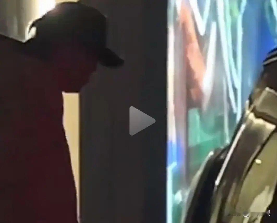 胡彦斌易梦玲挽手逛街胡彦斌和易梦玲这对CP最近真是甜到齁！手挽手逛街的画面又被曝