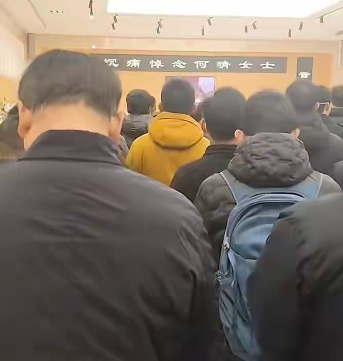 许亚军缺席何晴葬礼被吐槽冷血，有人说你见过离婚后的夫妻一方去世，有另一方去送最后