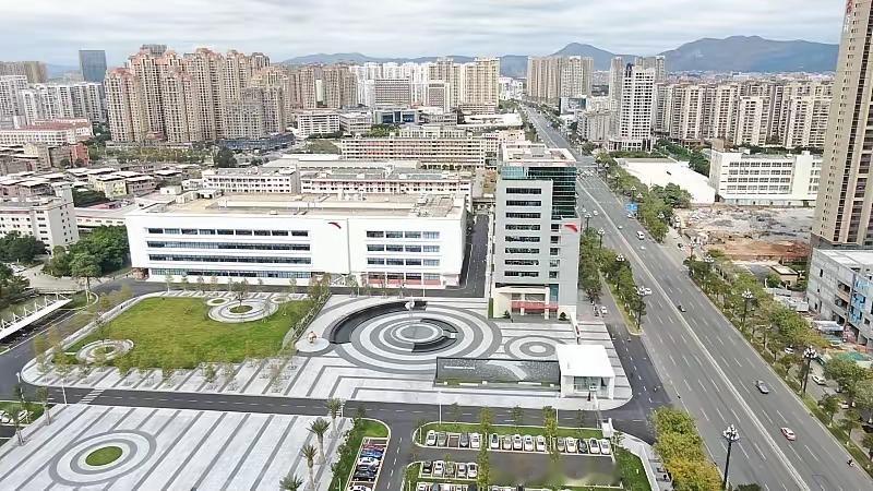 泉州扩容：环湾整合的路径与困局泉州中心城区与晋江、石狮建成区早已连片，但行政