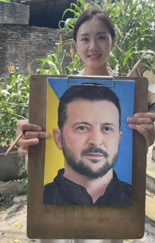 这个女孩的绘画功底真不错，人物画像栩栩如生，绘画界的人才啊。