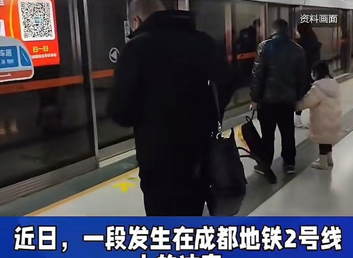 冲突发生时，车厢内的乘客并不算多，但座位也寥寥无几，两名上海老人上车后，就四处寻