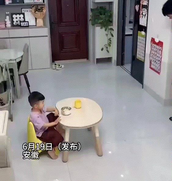 太幸福了。安徽，一男子没吃早饭就着急上班，老婆怕男子挨饿，赶紧把做好的早饭端到门