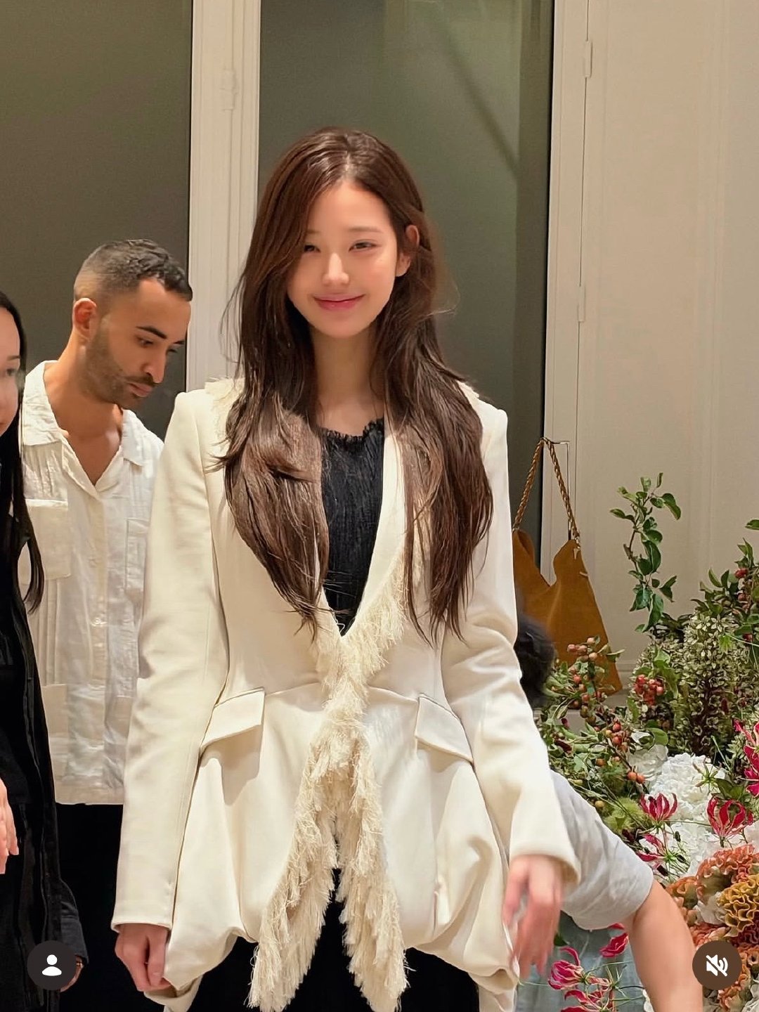 虽然裙子也很好看但是本人至今为止最喜欢的张元英Diorlook：​