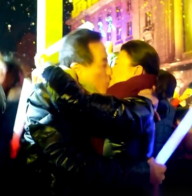 一个拥抱，一个贴面吻，就能换来别人吭哧吭哧干十年都换不来的资源。这买卖，你说划