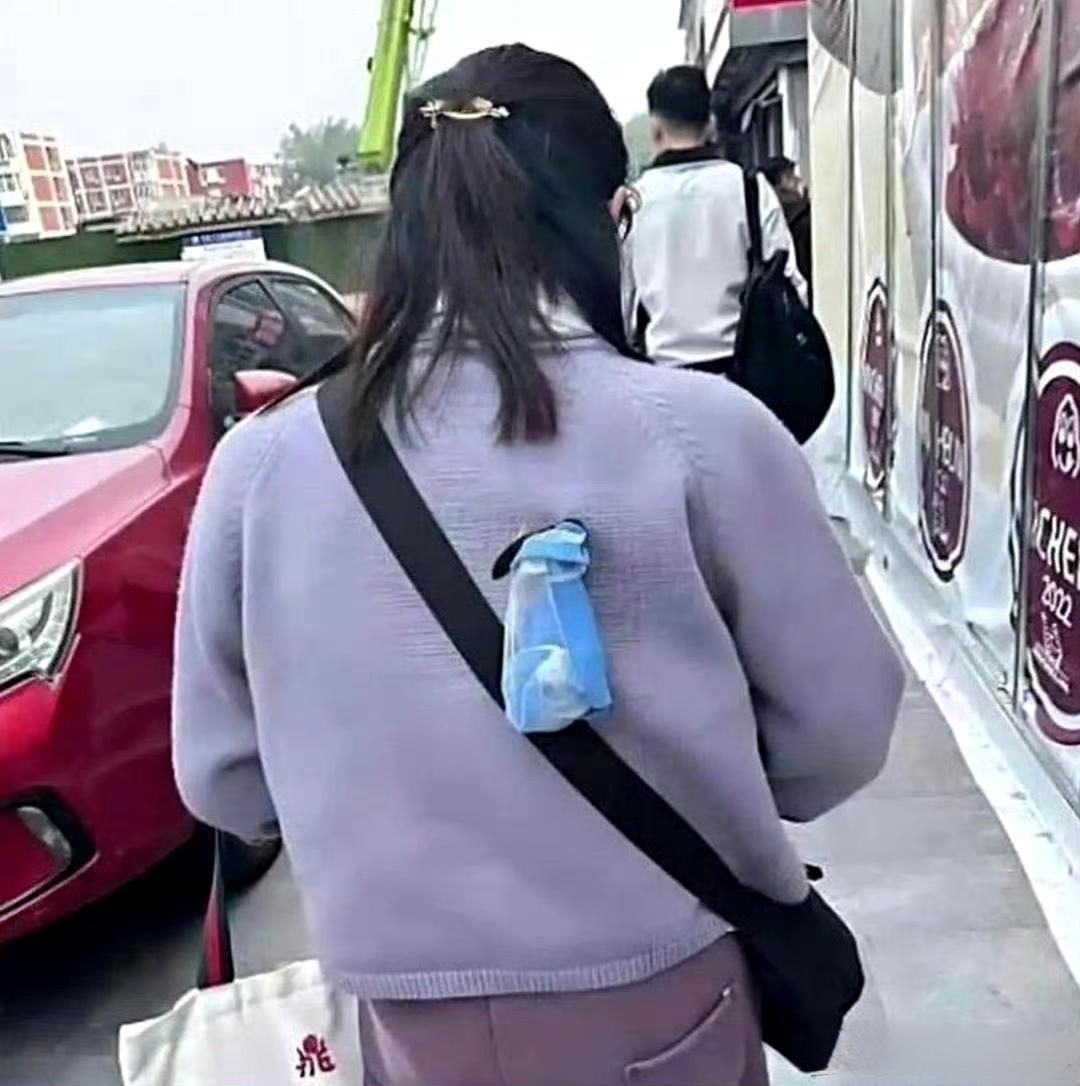 跟了一路了，要不要提醒她？​​​