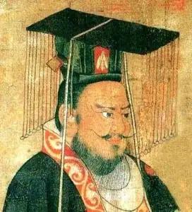 曹丕被立为世子的那一夜，酒至半酣，许褚突然跪：“魏王，有一件事我憋了许久！“曹操