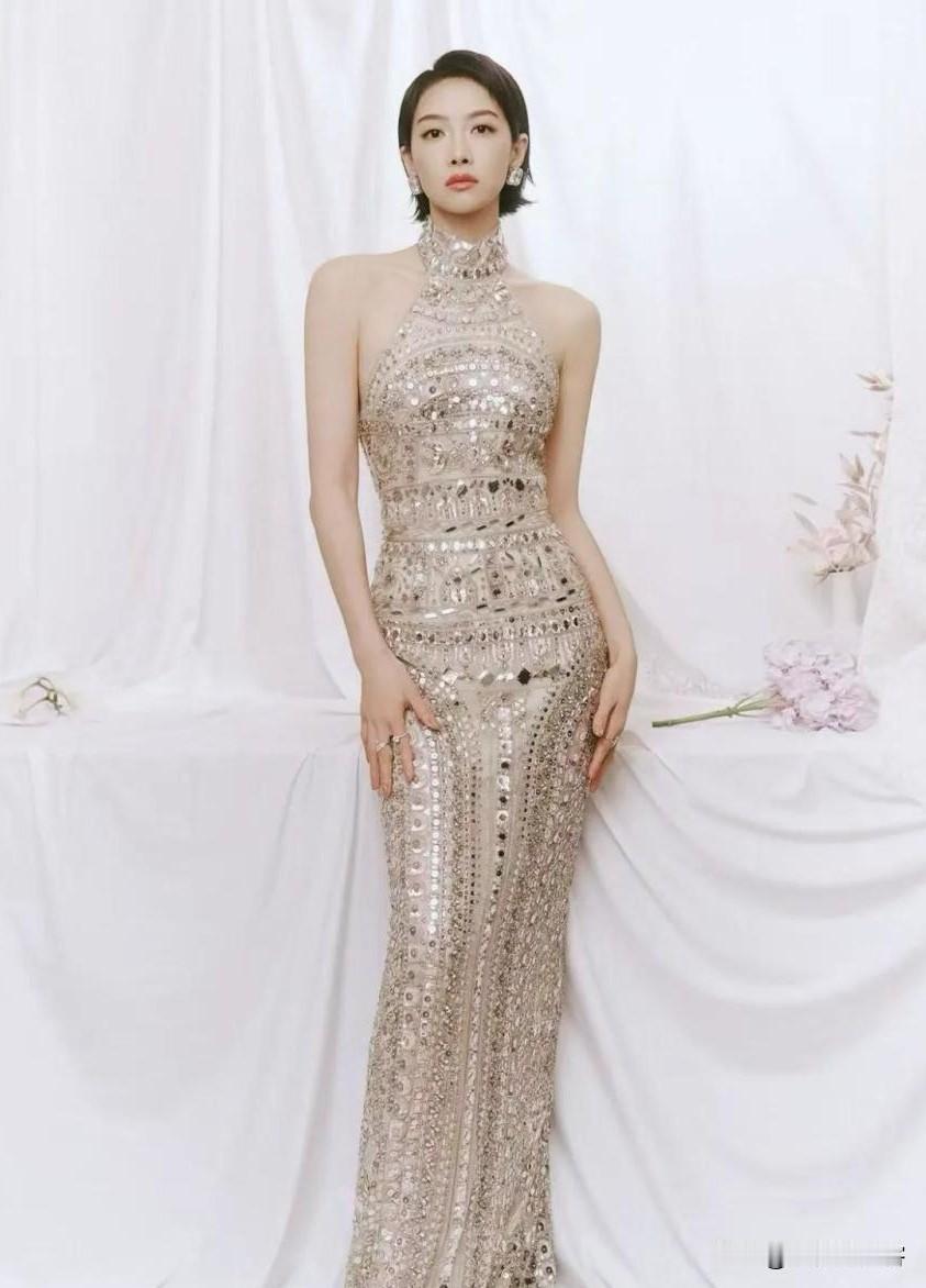 1月30号欧莱雅年度盛典后台可太有看头了！43岁的唐嫣和35岁的宋茜意外同框，两