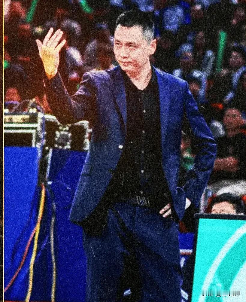实至名归，卢伟当选本赛季CBA最佳教练，郑永刚无缘。有人说上海队的阵容太好了。我