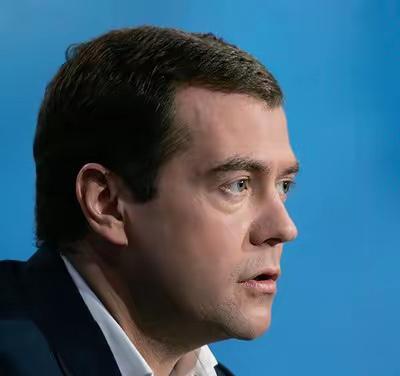 俄罗斯前总统梅德韦杰夫今天（2月24日）发文说：“那个金发泼妇卡娅（指欧盟外长卡