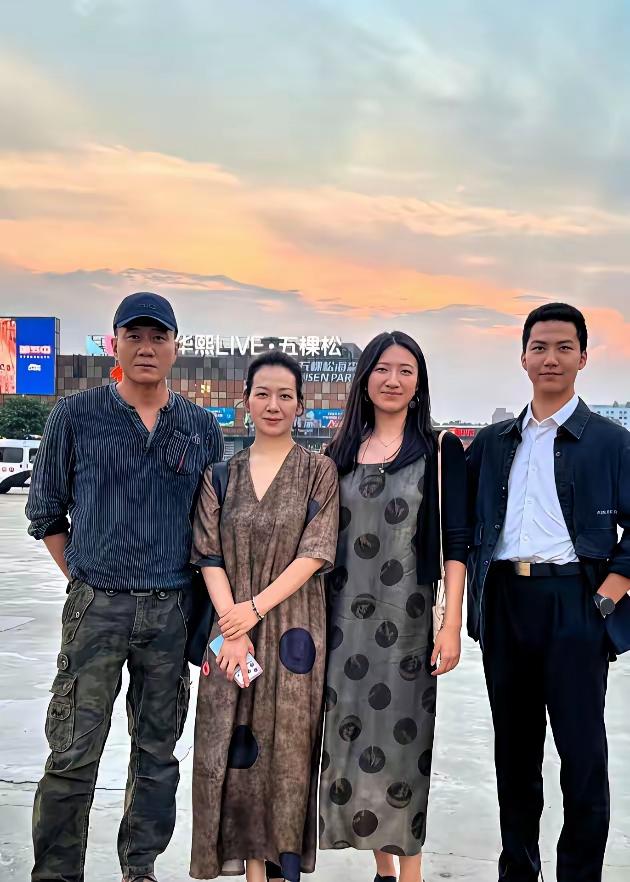 你们这一家四口吗？他的儿子长的实在是太高了，高出了一个头，他的闺女长的实在是太