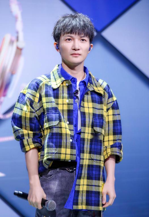 2014年，那英对周深说：“虽然你很有才华，但我更喜欢李维。”随后周深被淘汰。5