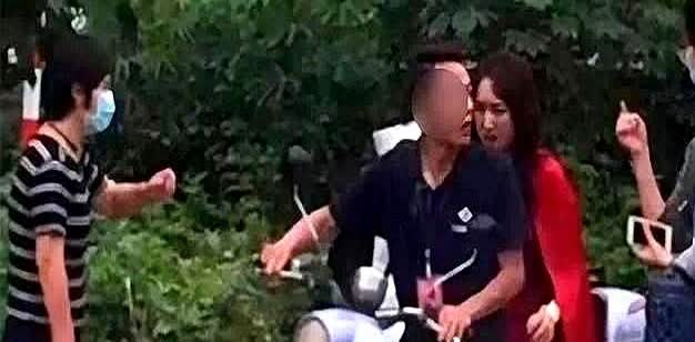 52岁的杨钰莹最近被网友发现，她在一个工地上搭建的简陋舞台上商演，而送她来演出的