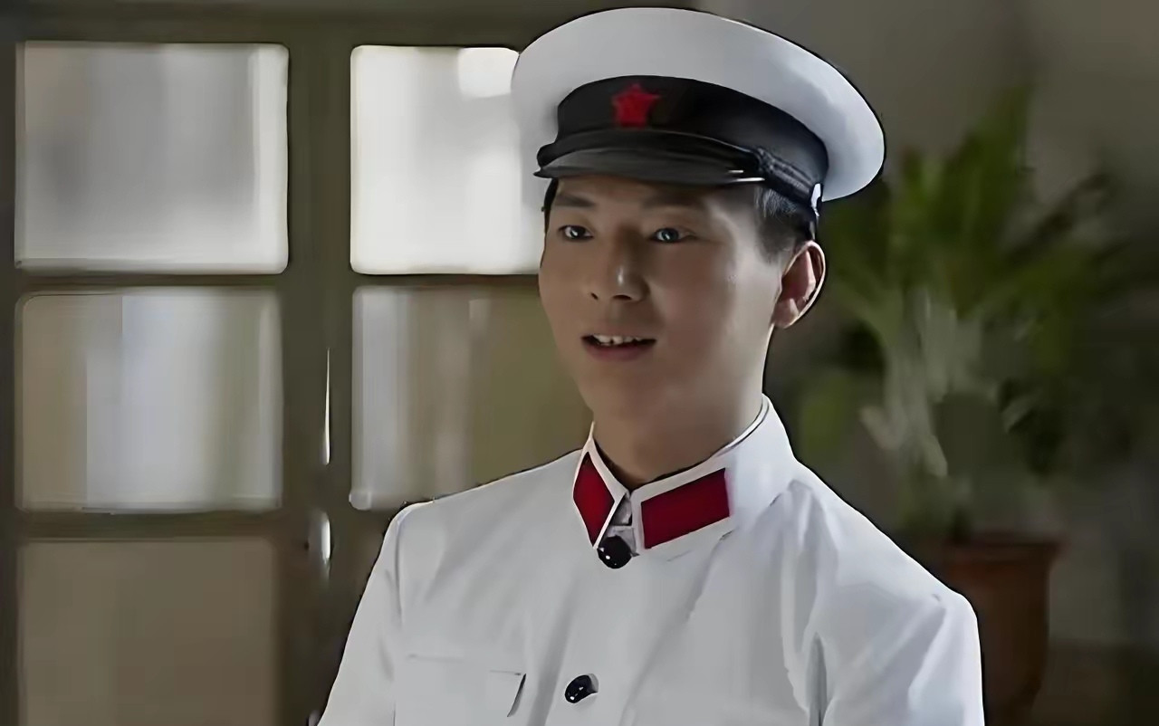 在《父母爱情》里的孟天柱背景有多牛？这个人一出场就是团政治处主任，那时他不过20多岁，年纪轻轻就到了