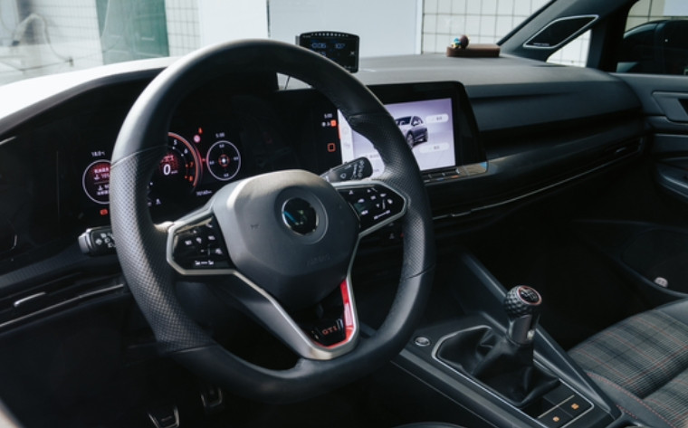 高尔夫8代GTI，拥有极具出色的DQ381变速箱。但我选择了MQ3506速手动