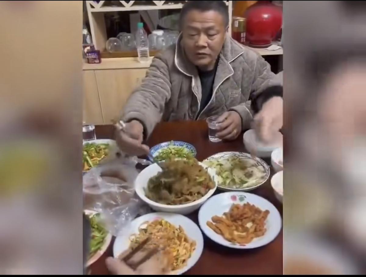 “这样的人家能嫁吗？”一女生首次去男朋友家吃饭，看到未来的公公在饭桌上的举动，她