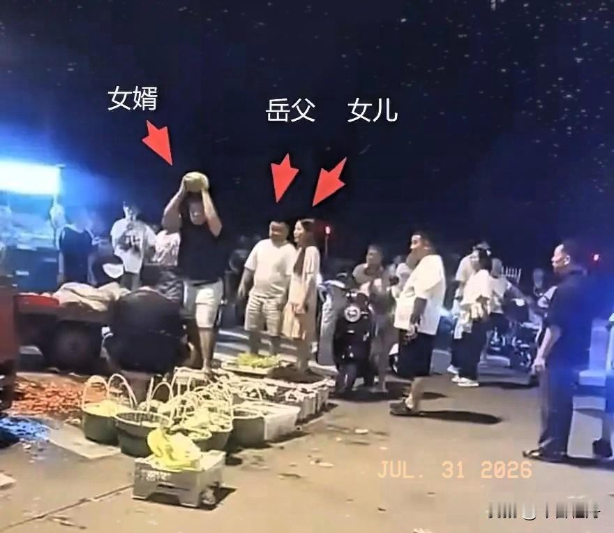 宁波砸西瓜的杨某日、范某玲一家人应该感到庆幸，遇到了一个遵纪守法的卖瓜人。一