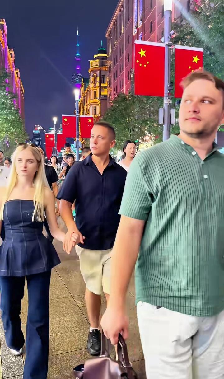 国庆前夕上海街头太震撼！满城红旗，外国游客直呼大开眼界还没等到国庆，上海大
