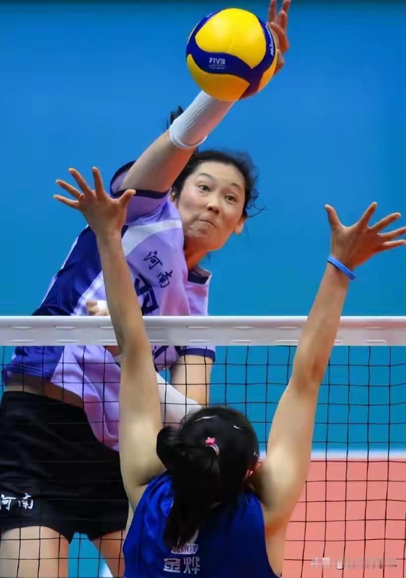 科雷力亚诺3:0战胜对手，取得世界俱乐部杯的首场胜利，朱婷作为主攻手，扣球、一传