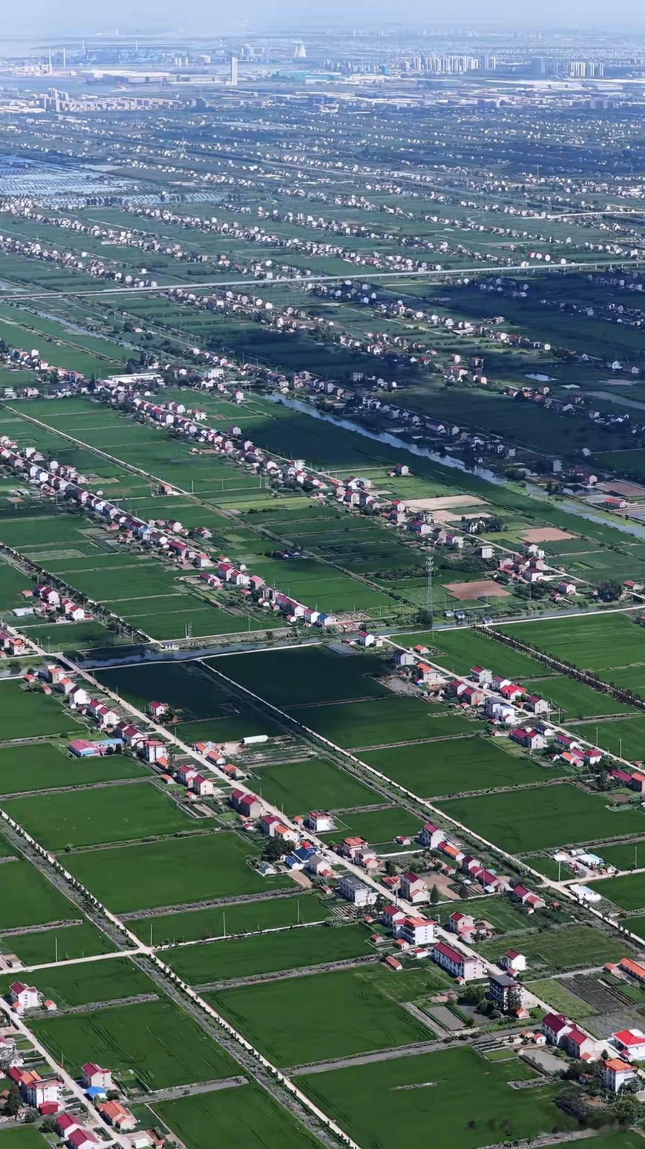 住在这样一马平川的农村，真的是好幸福！但我疑惑的是，当地村民是如何精准找到自己家