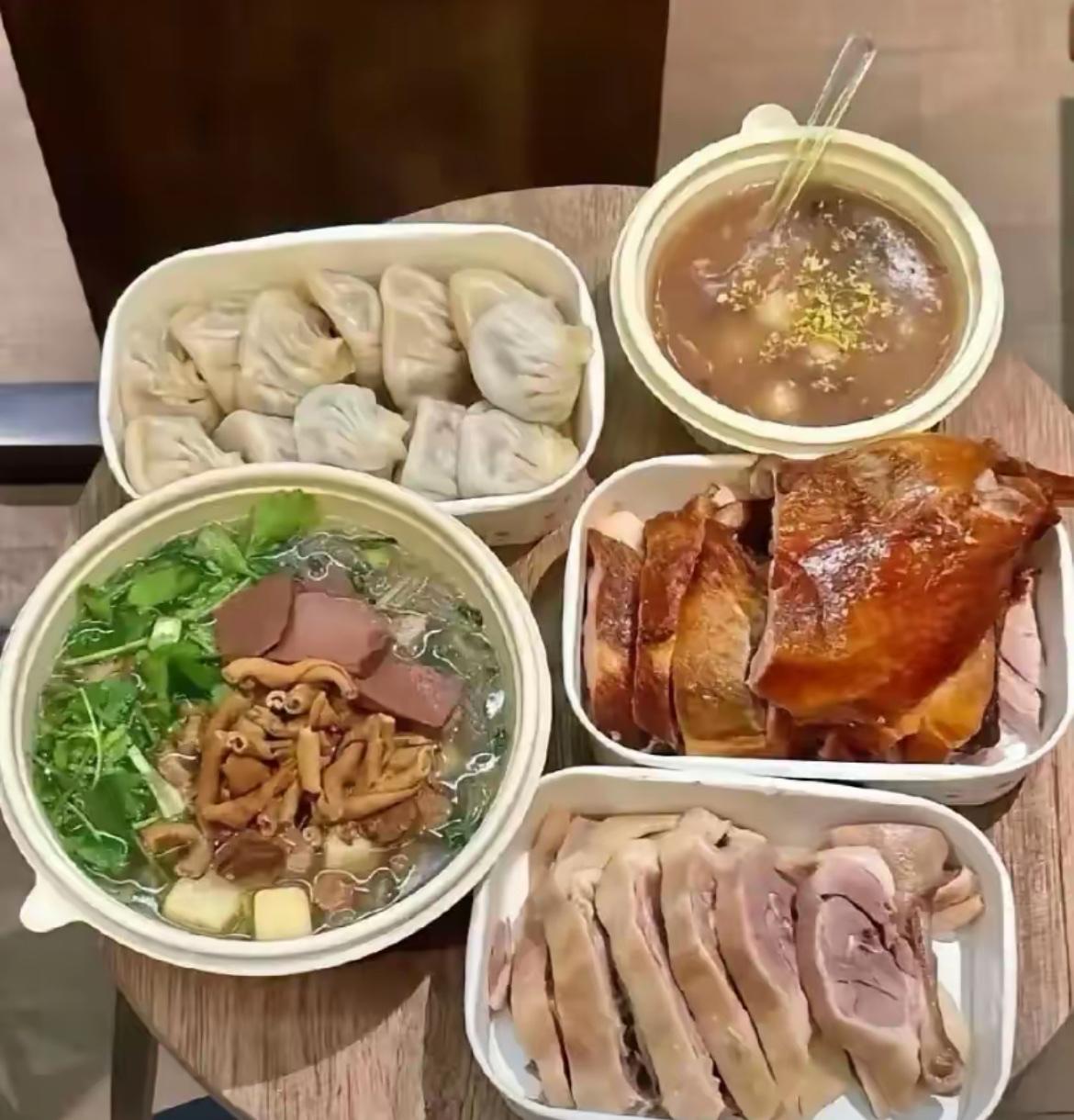 【@头条逗趣小鲁班】两个人一顿吃这些，算不算能吃？