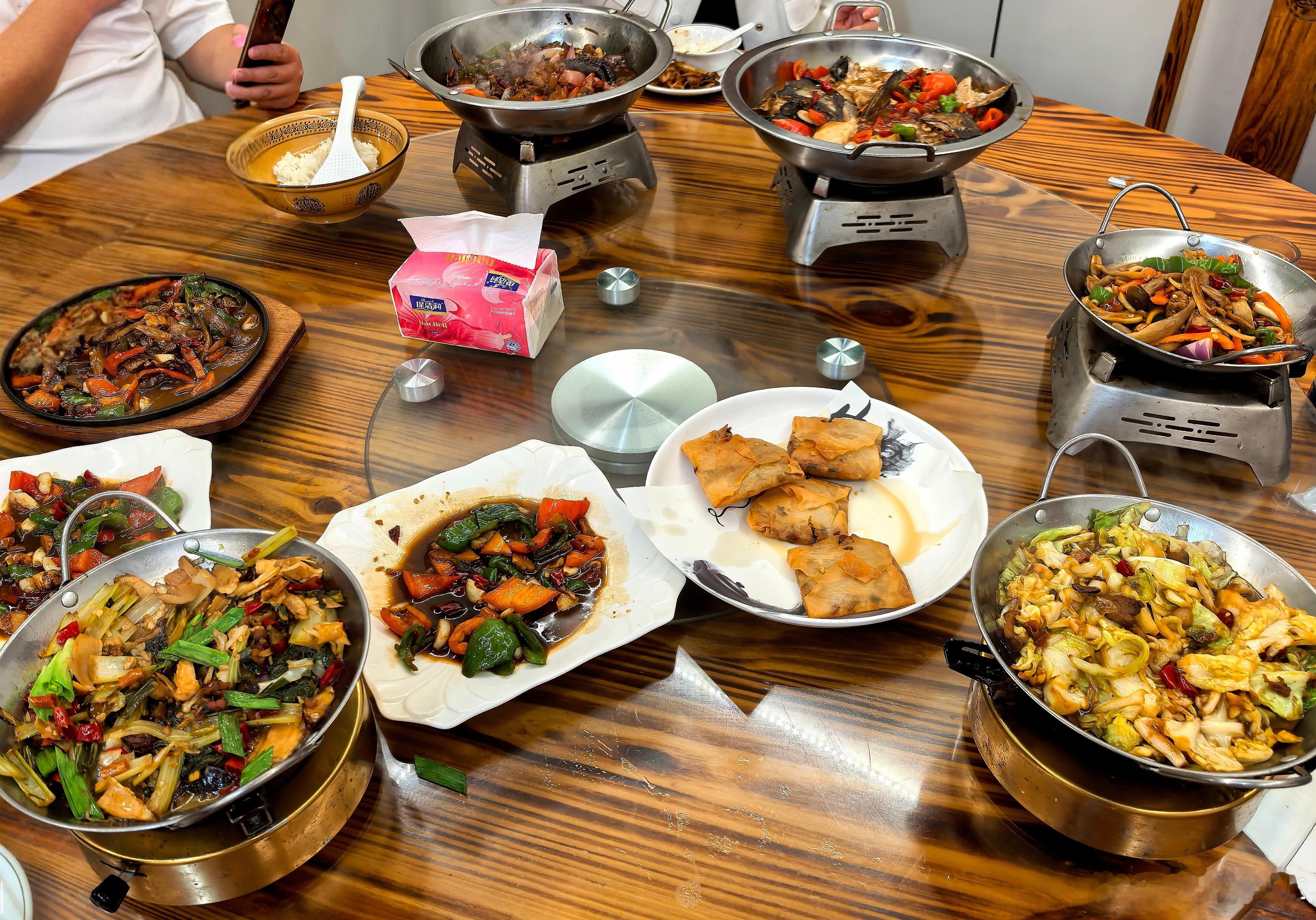 这么多菜有没有把你看馋了[大笑]现点现炒的饭店，绝对不是预制菜，饭菜都很新鲜，和