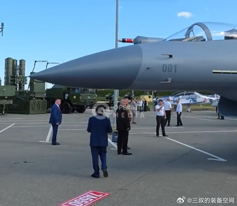 阿塞拜疆防务展上的歼-10CE模型，1比1还原度非常高，更何况机上不仅有阿塞拜疆国旗标识，还有阿总统