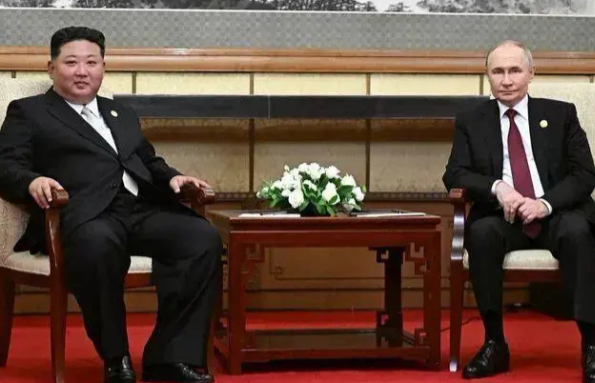 俄媒今天报道：俄罗斯总统普京与朝鲜领导人金正恩在北京举行会谈。二人同乘一辆车前往